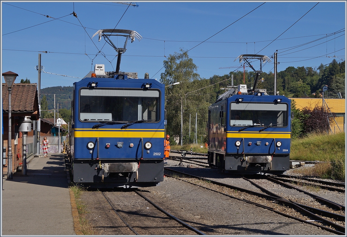 Gleisbauarbeiten bei der CEV: Die MOB Gem 2/2 2502 and 2504 in Blonay bereiten sich für die Führung des leeren Kieszuges via Chamby zur MOB vor.

27.08.2020