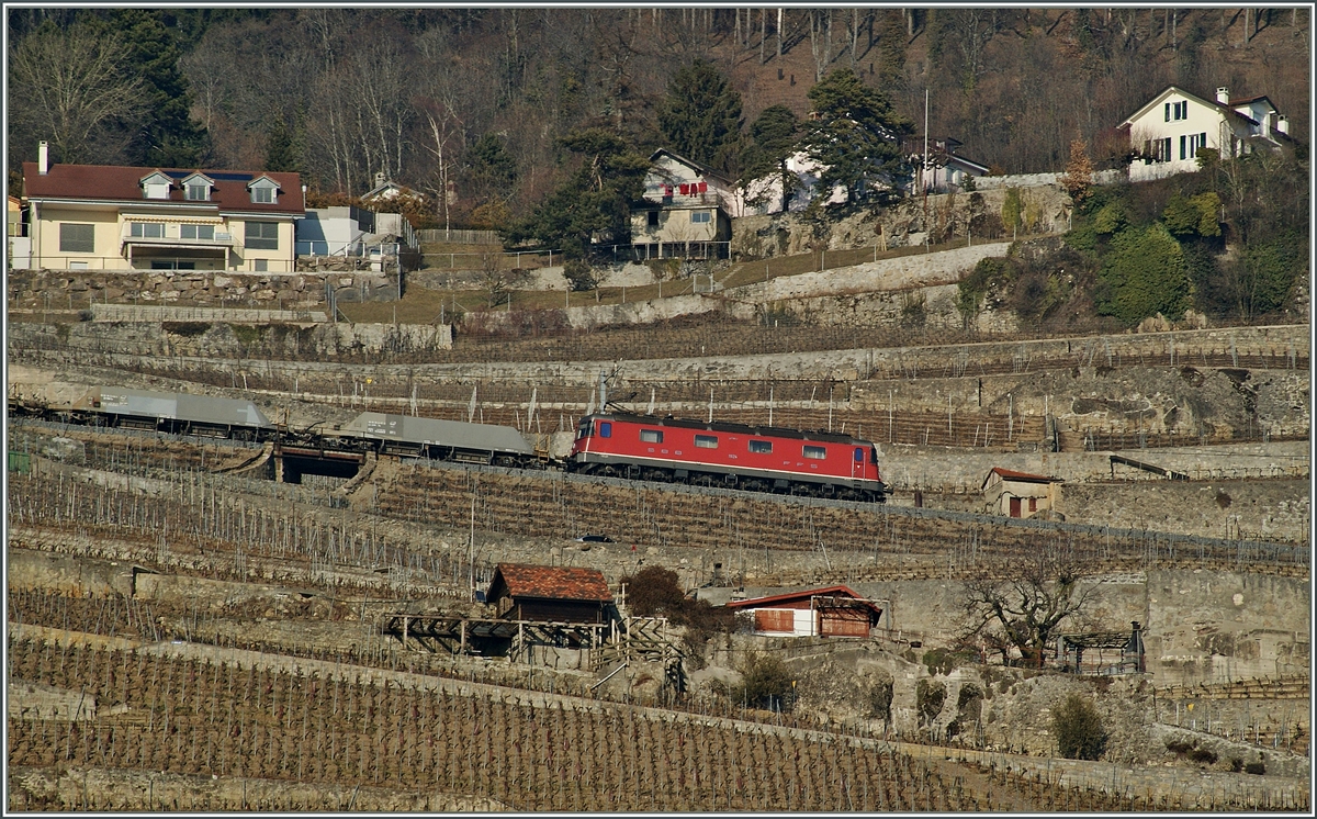 Güterzüge auf der Strecke Puidoux-Chexbres - Vevey (Train des Vignes) sind selten und so wurde ich von dieser Richtung Vevey fahrenden Re 6/6 überrascht.
01. März 20123