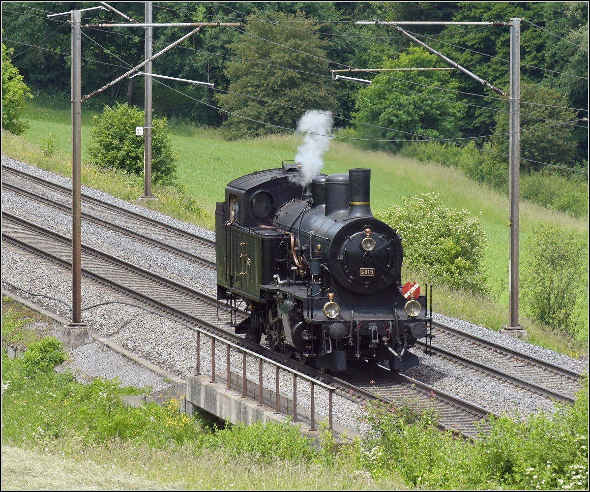 Habersack Eb 3/5 5819 eilt dem gestrandeten GmP in Frick zur Hilfe. Zeihen, Mai 2018.