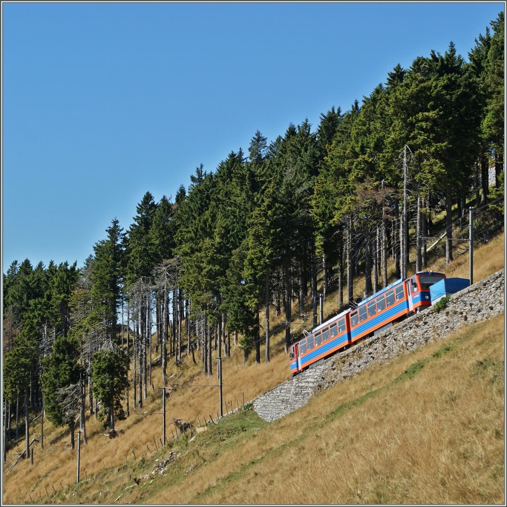 Hat bald ein Ziel erreicht: eine MG Triebwagen auf der Bergfahrt kurz vor der Gipfelstation.
13. Sept. 2013