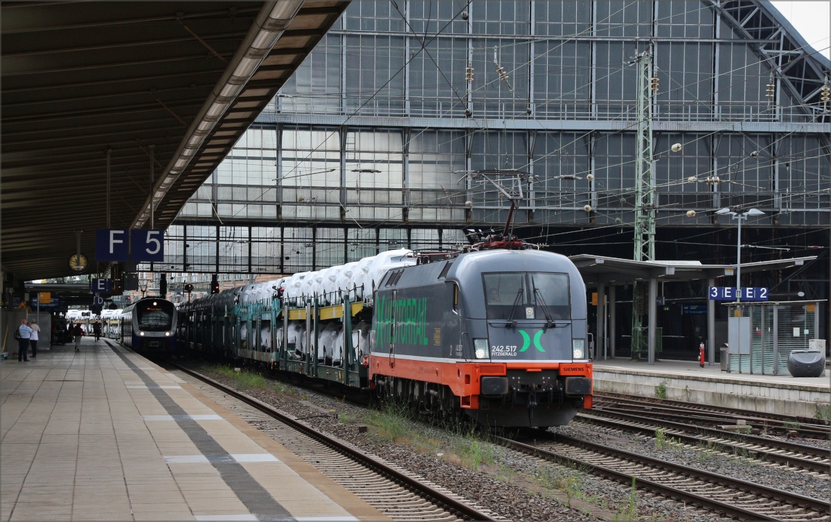 Hectorrail 242.517 mit Autozug bei der Durch des Bremer Hauptbahnhofes am 10.07.2021