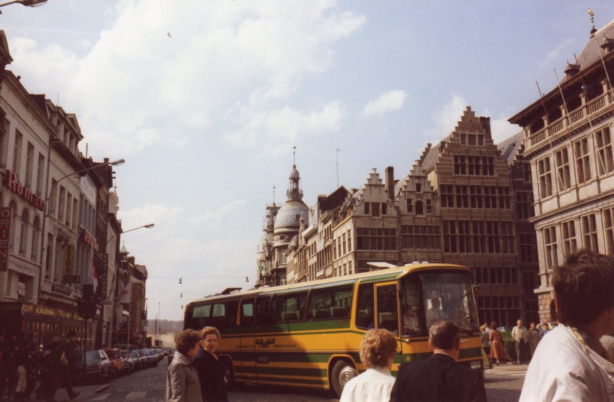 (HHT 617) - Aus dem Archiv; aus der Schweiz: AvH Heimenschwand - Nr. 10/BE 57'461 - Neoplan im April 1983 in Lige