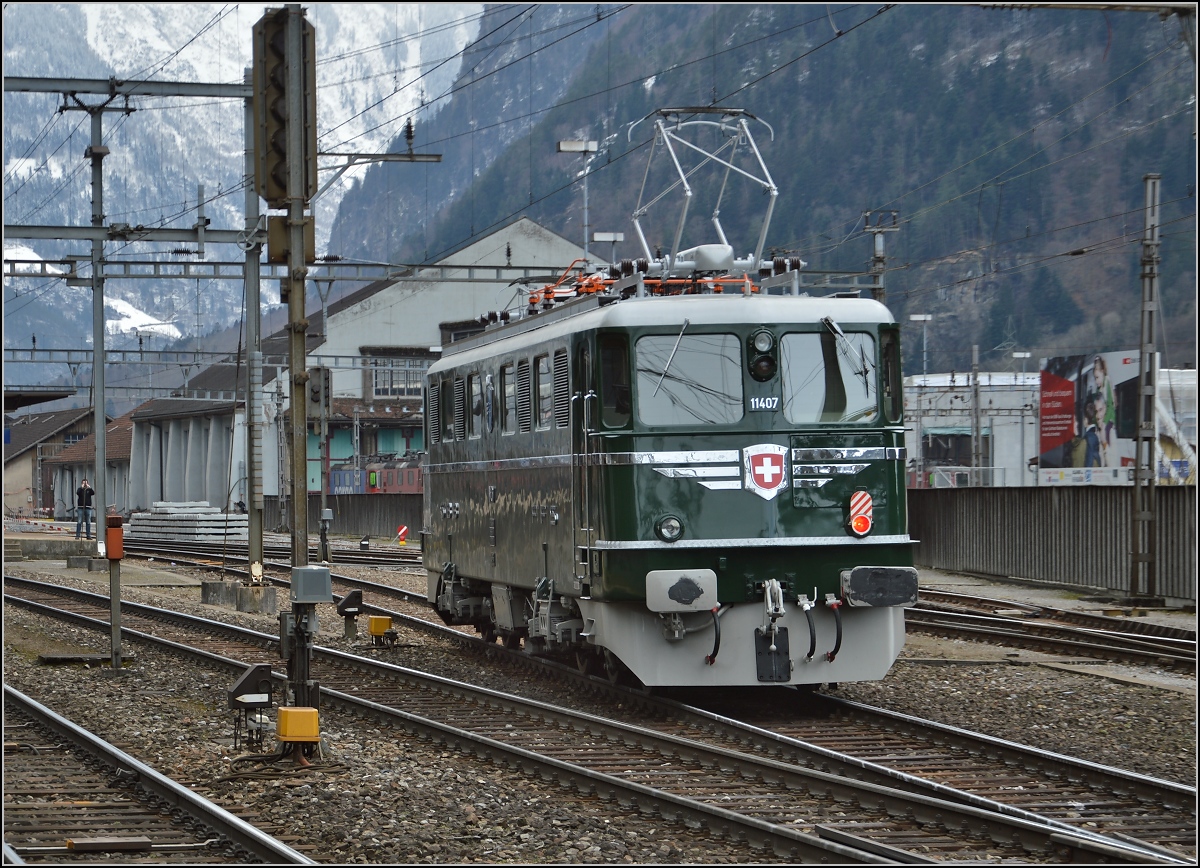 Hochglanzpolierte Ae 6/6 11407 Aargau rangiert in Erstfeld. M�rz 2015.