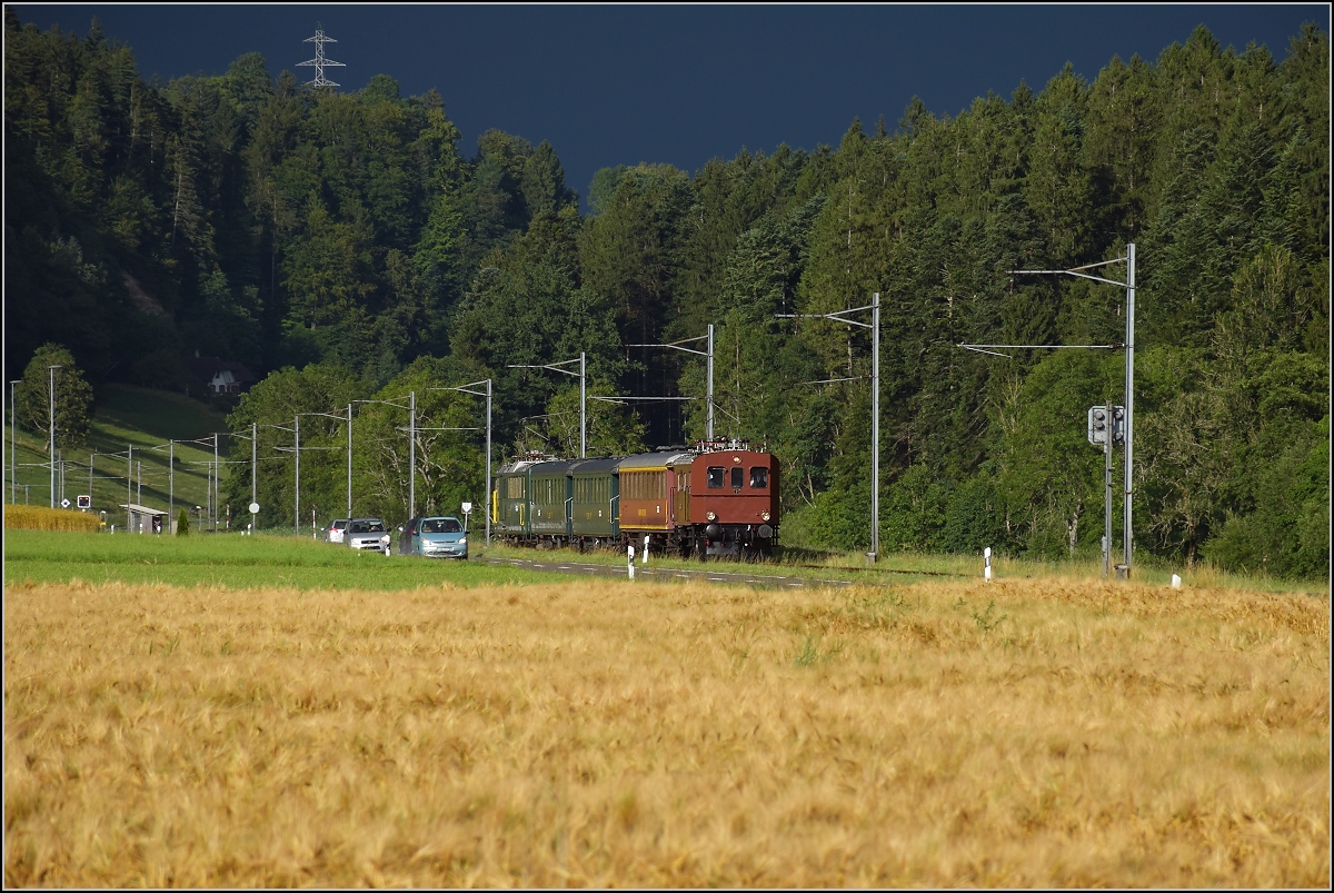 Hommage an eine schräge Schweizer Rennsemmel... Te 2/3 31 der BLS war ursprünglich weder Triebwagen noch Lok, sondern an einen Wagen fest gekoppelt und daher als CFe 2/6 784 bezeichnet. Nur zwei dieser seltsamen Gespanne wurden gebaut 1925 und als Halbesel bezeichnet, 1953 wurde die Triebeinheit getrennt und zu einer Rangierlok Te 2/3 umgebaut. Hier beim Zubringerdienst zum Bernischen Schwingfest. Widisberg, Juli 2017. 