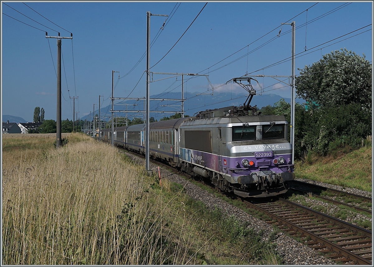 ie SNCF BB 22393  Nez cassé  schiebt bei Bourdigny kurz vor Satigny ihren TER von Genève nach Lyon.

19. Juli 2021