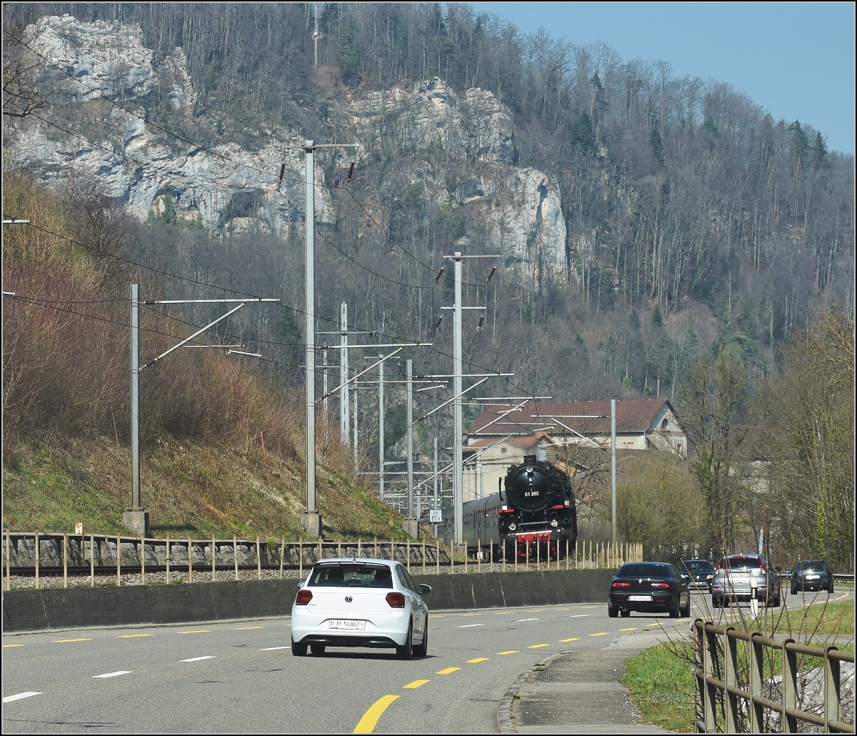 IGE-Abschiedsfahrt vom  Blauen Fernschnellzug . 

01 202 wird nach Basel gezogen, hier bei Soyhi�res, nominell aber noch in Delsberg. M�rz 2019.