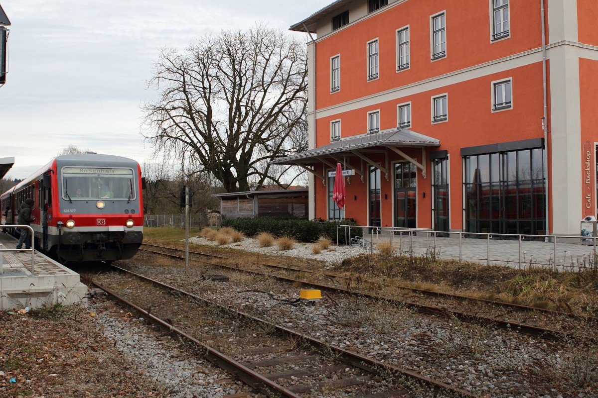 Im abgelegenen Bahnhof von Wasserburg trifft der  Filzenexpress  auf die Linie Landshut - Rosenheim, welche über Mühldorf verläuft.
So wurde 628 577-9 nach Rosenheim mit halbem Bahnhofsgebäude am 16.01.14 abgelichtet.
