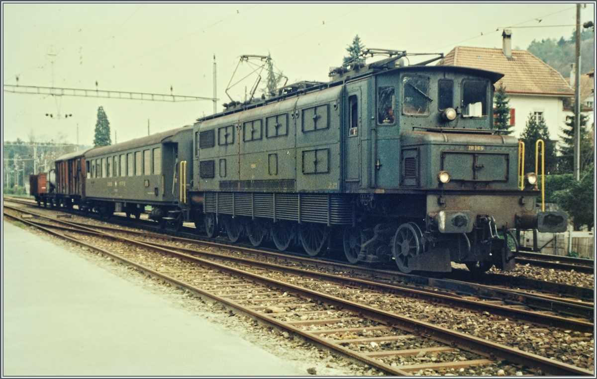 Im April 1985 konnte ich diese Ae 4/7 mit einem  Stücker  (Nahgüterzug) in Büren an der Aare fotografieren. 
