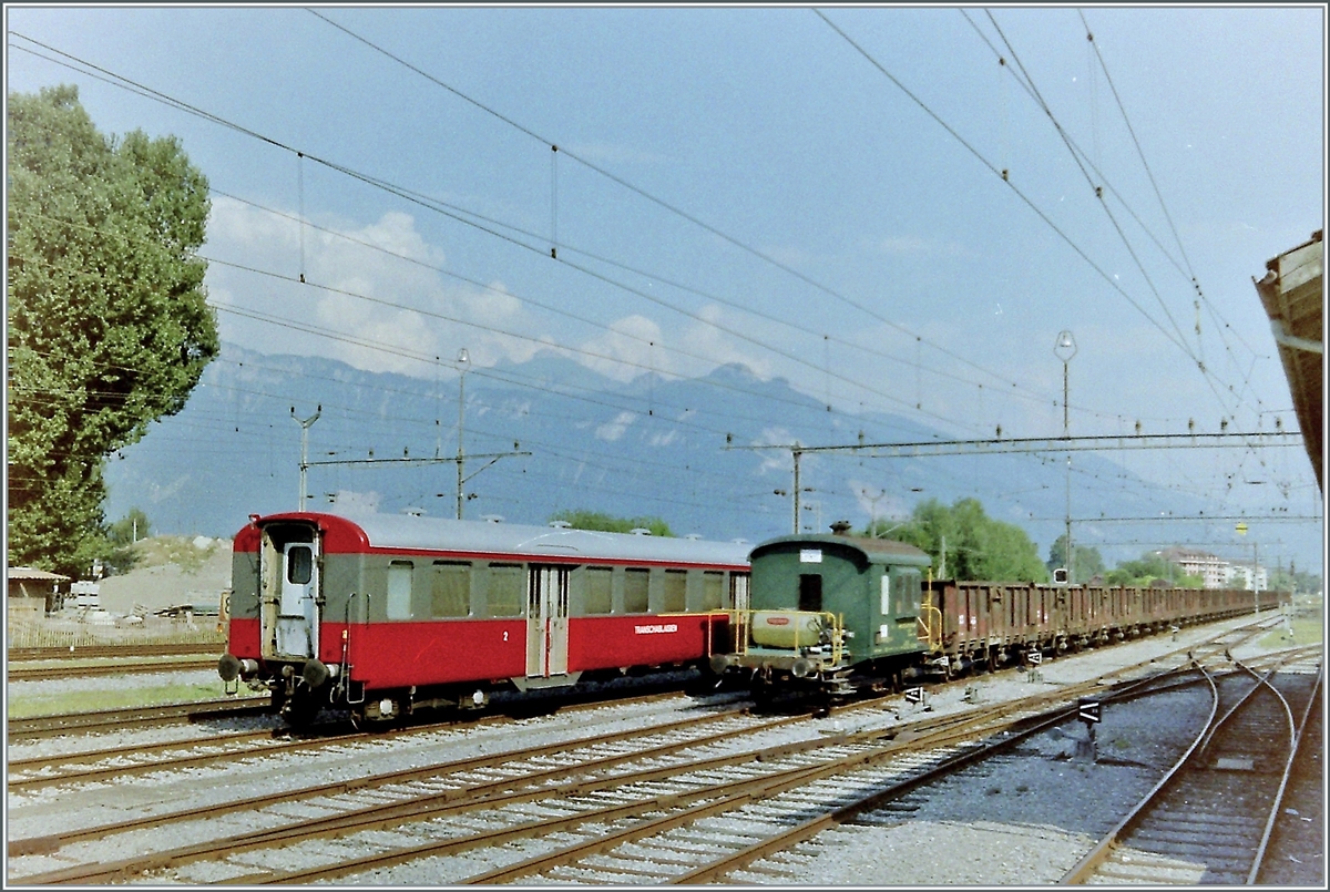 Im Archiv rumgestöbert und noch die drei folgendne RBE (Rive Bleu Express) Bilder gefunden, die jedoch qualitativ nicht glänzen, aber eine Ergänzung zu den schon hier zu sehenden Fotos darstellen. Die Bilder dürften im April 1993 entstanden sein. 
In RBE Farben  lackiert Leichtstahlwagen stehen in Bouvert. 

April 1993