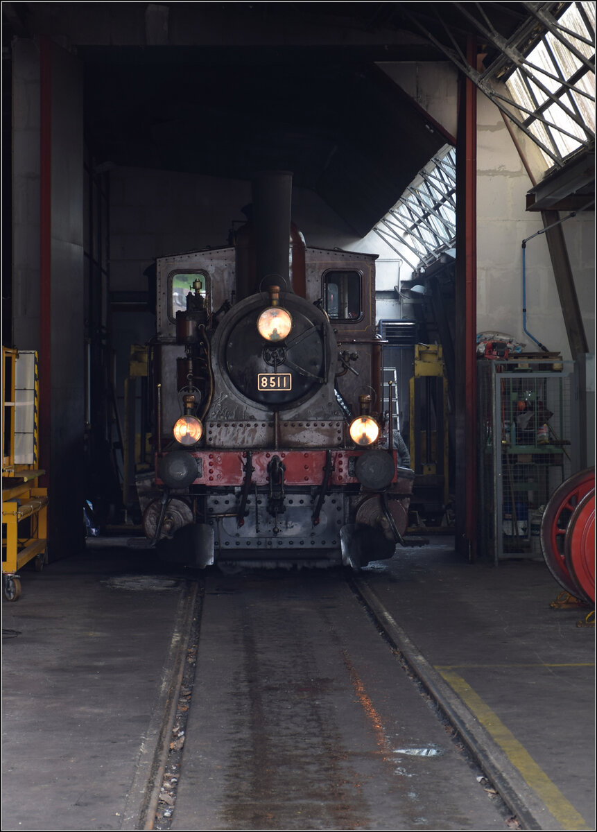 Im Depot des VVT.

Das Tigerli E 3/3 5811 wird im Depot gepflegt. St-Sulpice, Mai 2024.