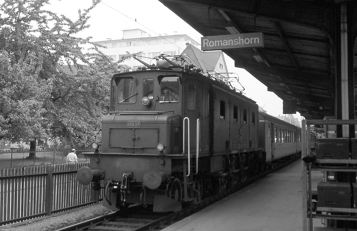 Im Fr�hjahr 1979 steht die Ae 3/6 I 10637 mit einem Personenzug abfahrbereit im Bahnhof Romanshorn