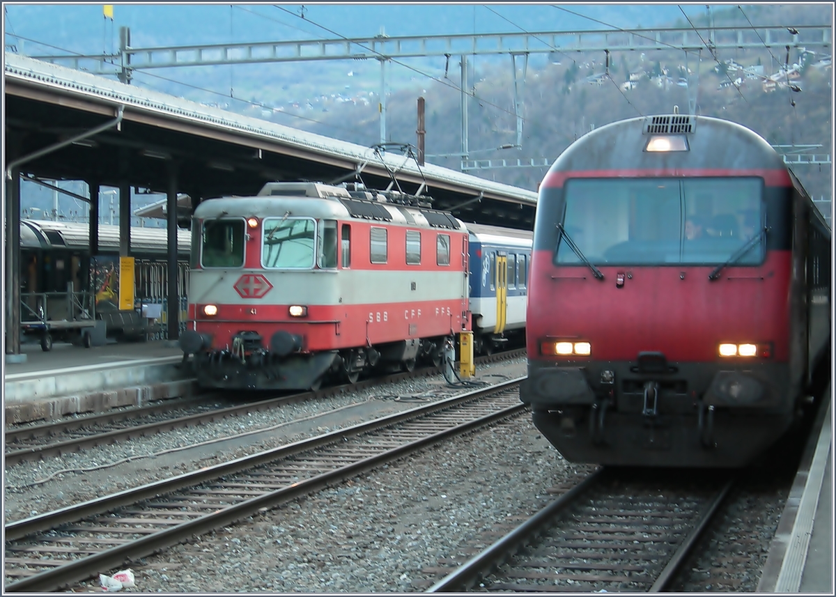Im Hintergrund die  berühmte  Re 4/4 II 11141 in Brig.
 Berühm,t weill sie 2008 bereits für den Schrottplatz vorgesehen war, dann jedoch aufgearbeitet wurde und, wenn ich mich nicht täusche, heute noch fährt.
16. März 2007