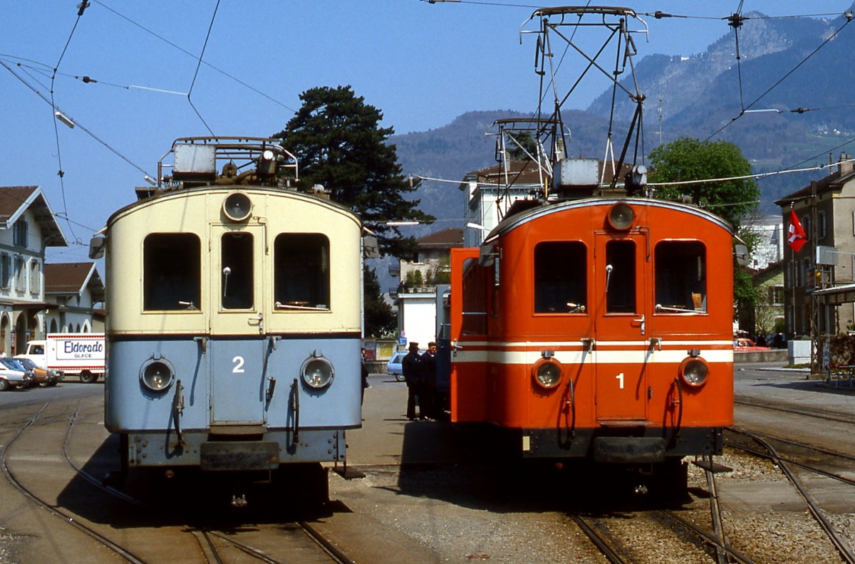 Im Mai 1980 treffen sich ABDe 4/4 1 und 2 der ASD auf dem Bahnhofsvorplatz von Aigle