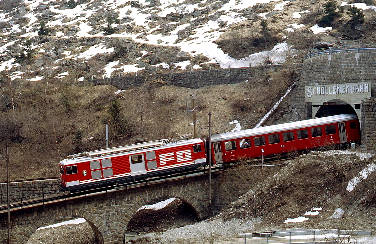 Im Mai 1980 trifft ein Deh 4/4 der Furka-Oberalp-Bahn (FO) mit einem Personenzug aus Andermatt in G�schenen ein
