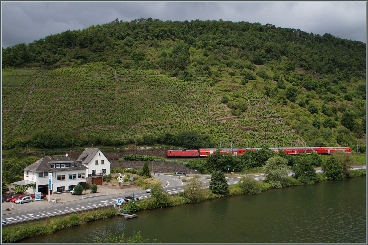 Im Moseltal bei Löf fäht eine  143 mit einer RE Richtung Trier. 
20. Juni 2014