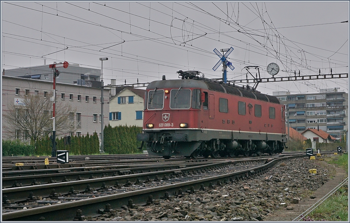 Im Rangierbahnhof von Biel scheint die Zeit stehen geblieben zu sein. Von Formsignalen aus dem Jahre 1917 geregelt, erreicht die SBB Re 620 089-3 als Lokfahrt das Gleis 3.

5. April 2019