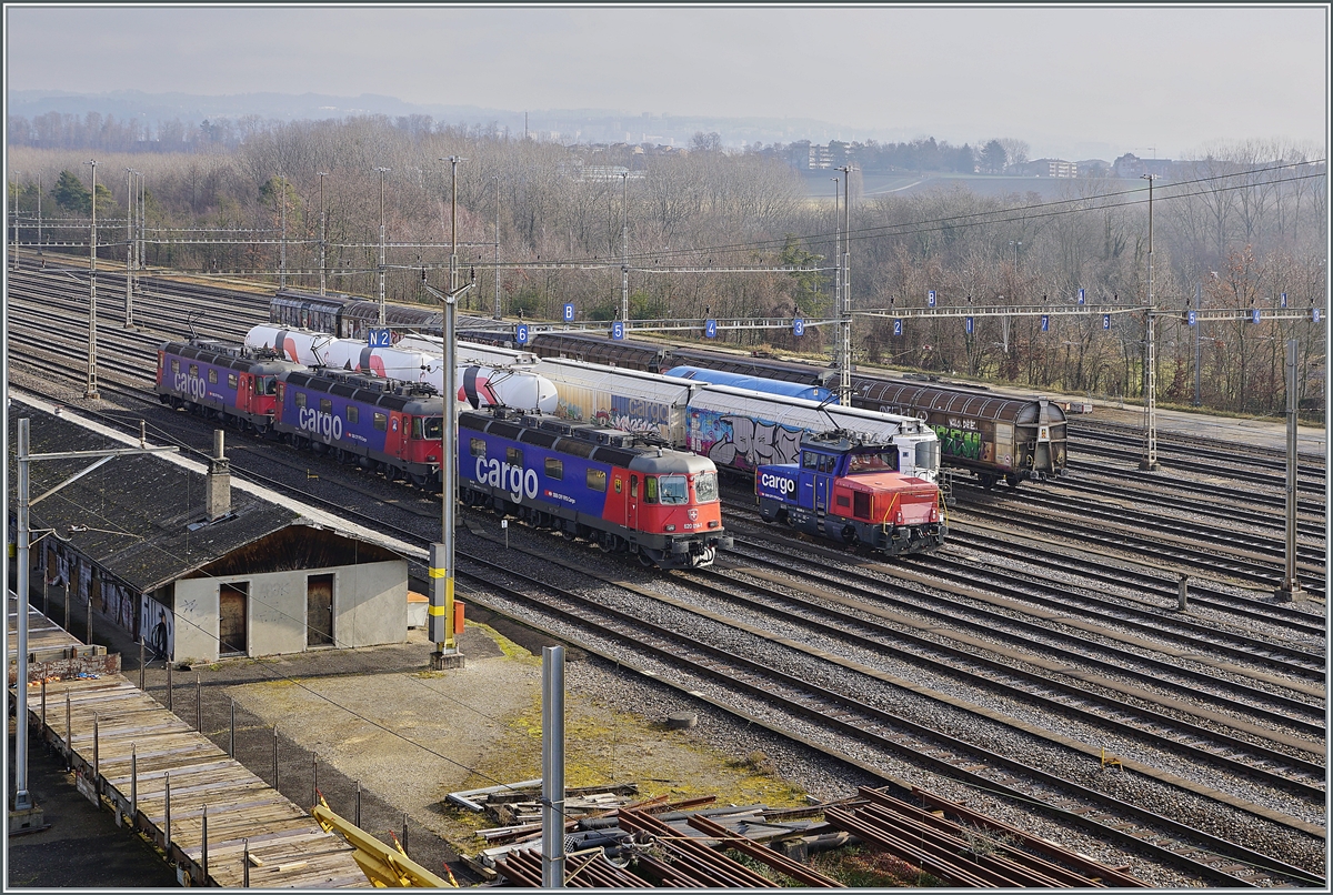 Im Rangierbahnhof warten drei SBB Re 6/6 auf ihren nächsten Einsatz: die SBB Re 6/6 11614 (Re 620 014-1)  Meilen, die SBB Re 6/6 11671 (Re 620 071-1)  Othmarsingen  und die SBB Re 6/6 11662 (Re 620 062-9)  Reuchenette-Péry . 

4. Feb. 2022