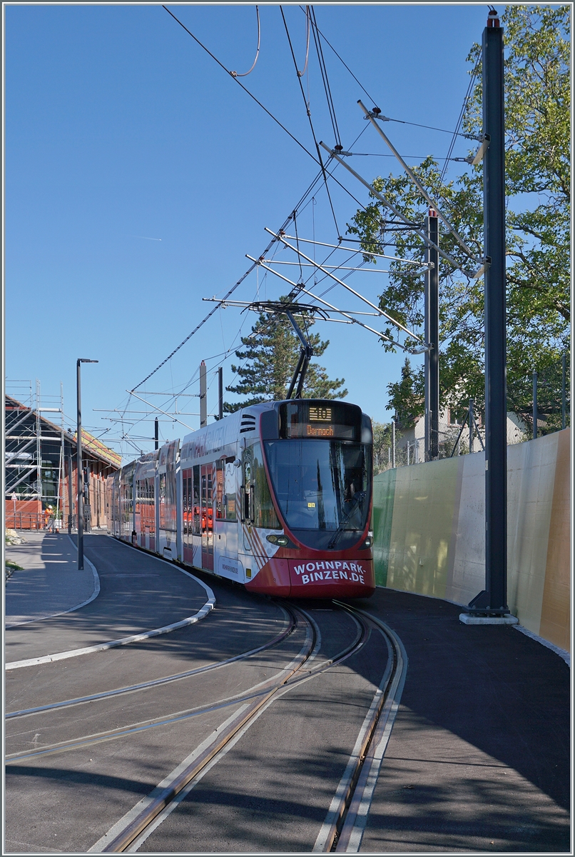 Im scheinbar erst kürzlich umgebaute Bahnhof von Rodersdorf wartet ein BLT Zug der Linie 10 auf die Rückfahrt in Richtung Basel. 
26. Sept. 2023