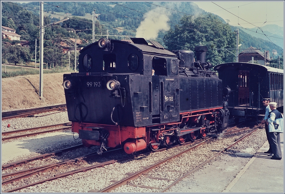 Im Sommer 1985 dampfte die 99 193 in Blonay bei der B-C, heute seht sie angegraut und mit etliche neuen Teilen versehen in Chaulin, so dass ich hoffe, dass der schöne Fünf-Kuppler nächstes Jahr zum 50-Jahre B-C Jubiläum erneut in Blonay dampfen wird.
Analog Bild vom Sommer 1985