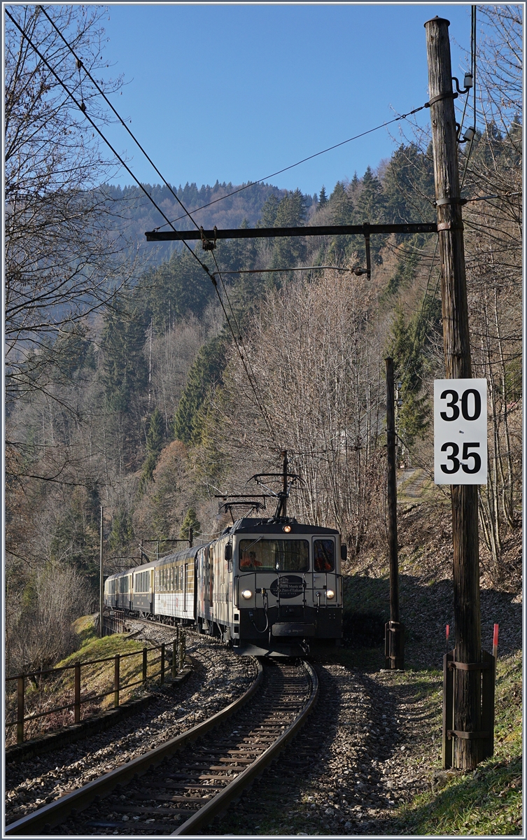 Im Wald, kurz vor Les Avants und noch unter alten Fahrleitungsmasten, fährt eine MOB GDe 4/4 mit ihrem Belle Epoque Zug Richtung Zweisimmen.
28. Dez. 2016