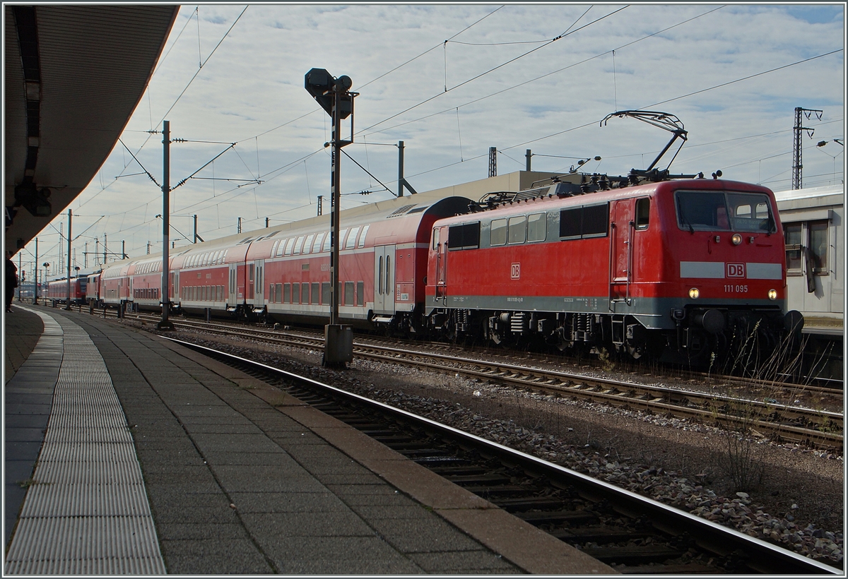 Im zarten Morgenicht zeigt sich am 20. August 2014 die E 111 095 in Mannheim.

