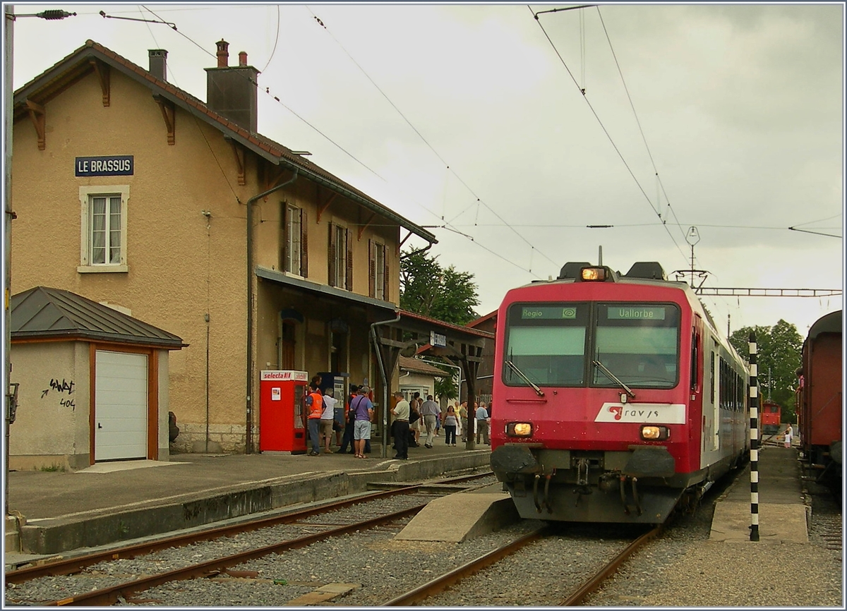 In  alten  Bahnhof von Le Brassus wartet ein TRAVYS RBDe als Regionalzug nach Vallorbe auf die Abfahrt. 

23. Juli 2006
