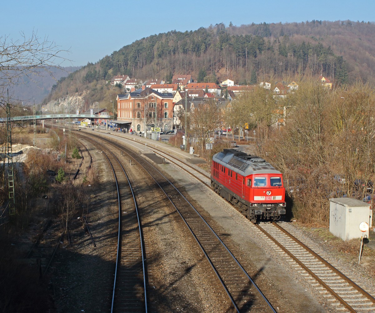 In Blaubeuren wartet 232 635-3 am 13.03.14 auf die Ausfahrt zum Kalkwerk der Eduard Merkle GmbH & Co. KG, um von dort einen beladenen Kalkzug abzuholen.