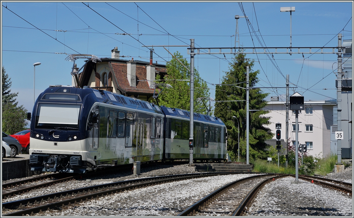 In Chernex warten die Be 4/4 9202 und ABe 4/4 9302 der Serie 9000  Alpina  auf neuen Aufgaben.
25. Mai 2016