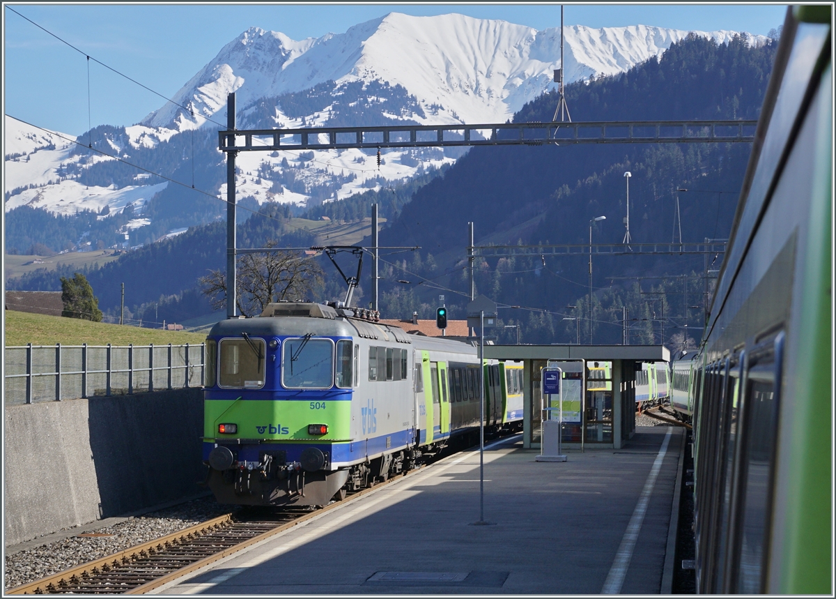 In Därsteten kreuzen sich jeweils die RE Züe Zweisimmen - Interlaken Ost, eine gute Gelegenheit für ein Bild aus dem Zug: Die BLS Re 4/4 II 504 verlässt mit ihrem RE Därstetten in Richtung Spiez. 

17. Feb. 2021
