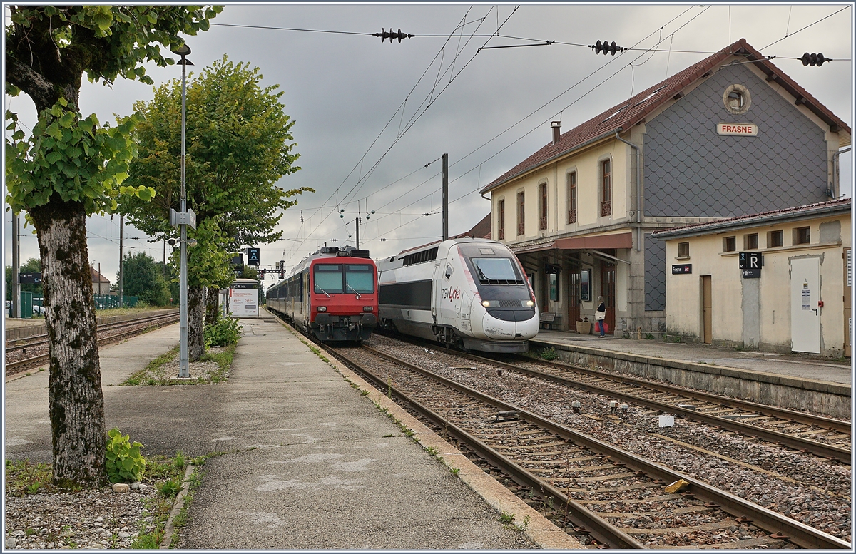 In Frasne vermittelt der RE 18122 von Neuchâtel gekommen, Anschluss an den TGV Lyria 4411 welcher von Lausanne nach Paris unterwegs ist. Der RE besteht aus folgenden Fahrzeugen: RBDe 562 004-2, AB 50 85 30-603-1, B 50 85 20-35 600-9, B 50 85 20-35 602-5 und dem Bt 50 85 29-35 952-5. 13. August 2019