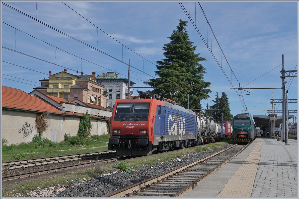 In Gallarate ist die SBB Re 474 003 mit einem Güterzug Richtung Norden unterwegs.

27. April 2019 