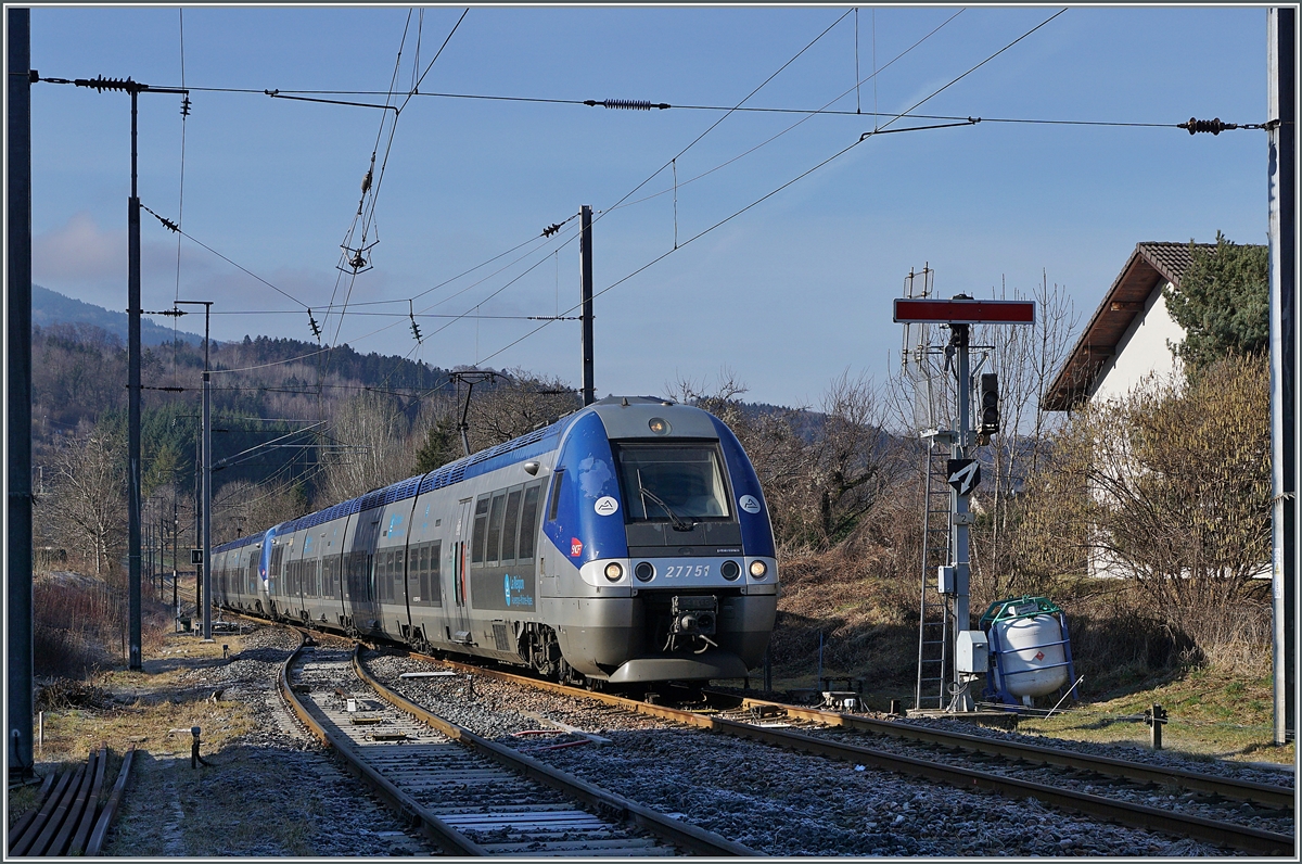 In der Gegenrichtung erreichen die beiden SNCF Z 27751 und 27755 den Bahnhof St-Pierre-en-Faucigny wobei auch dieser Zug ohne Halt durch fährt und ich ihn im Fahrplan nicht gefunden habe. es könnte sich also um eine (Ferien)-Zusatzleistung handeln. Links im Bild zeigt sich ein Formsignal, mit welchen noch zahlreiche Bahnhöfe der Strecken ausgerüstet sind, doch sind Bestrebungen im Gange diese Signale in nicht allzu weiter Zukunft zu ersetzen. 

12. Februar 2022