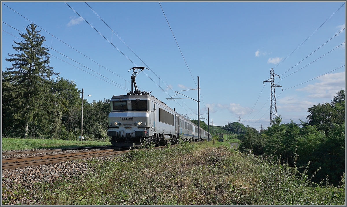 In der Gegenrichtung erreicht die SNCF BB 22355 mit ihrem TER nach Lyon die Fotostelle bei Pougny-Chancy. 

16. August 2021