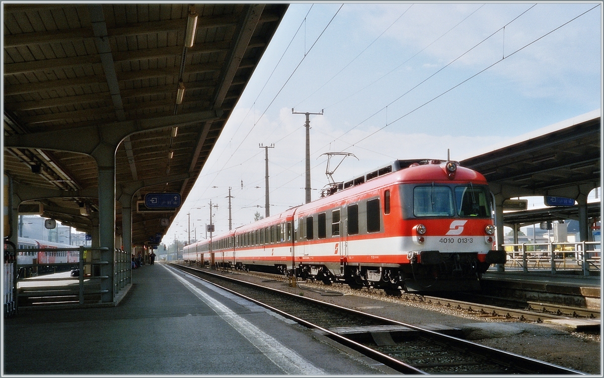 In Graz wartet der ÖBB ET 4010 013-3 auf die Abfahrt.

Analogbild vom September 2002