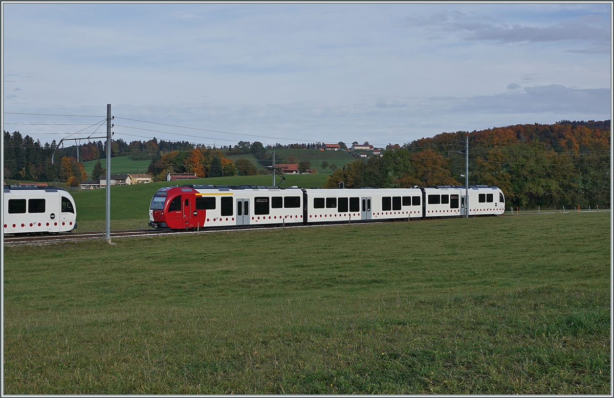 In La Verrerie kreuzen sich jede Stunde die Regionalzüge Bulle - Palézieux (im Bild) und Palézieux - Bulle (angeschnitten). 

22. Okt. 2020