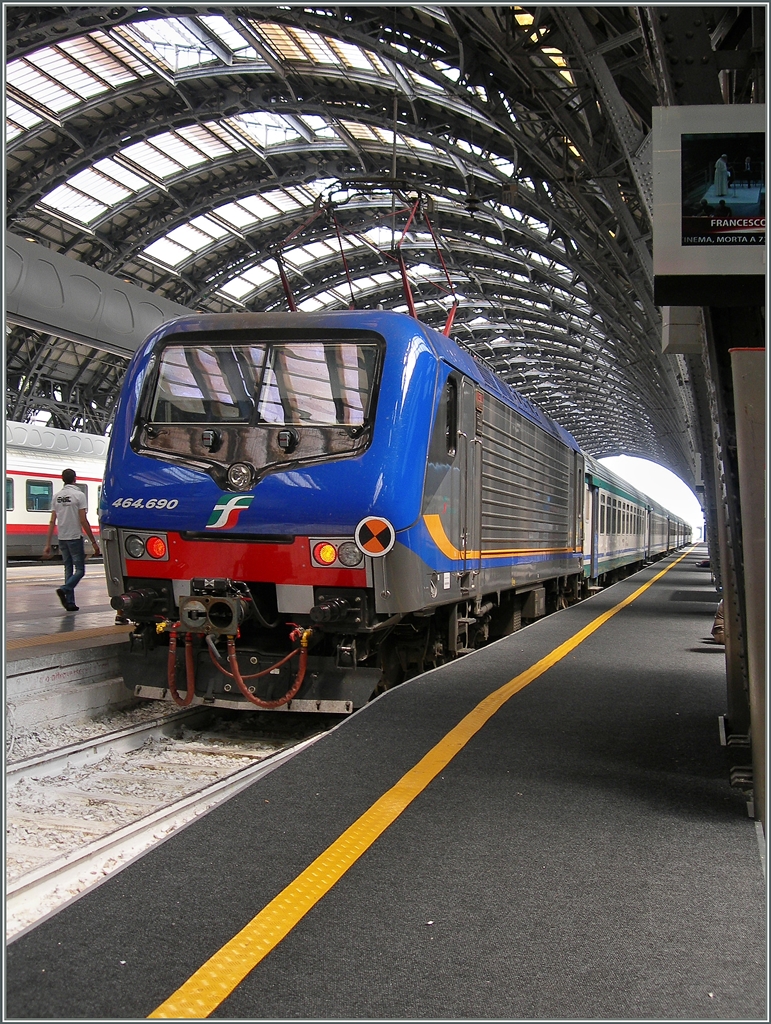 In der Lombardei hat die Trenord praktisch den gesamten Regionanlverkehr übernommen. Trotzdem kommen wenige Trenitalia Regionalzüge aus anderen Regionen bis nach Milano Centrale, so wie z.B. diese E 464 690 in neuen TI-Regionalzugfarben mit einem Regionazug von Verona. 
22. Juni 2015 