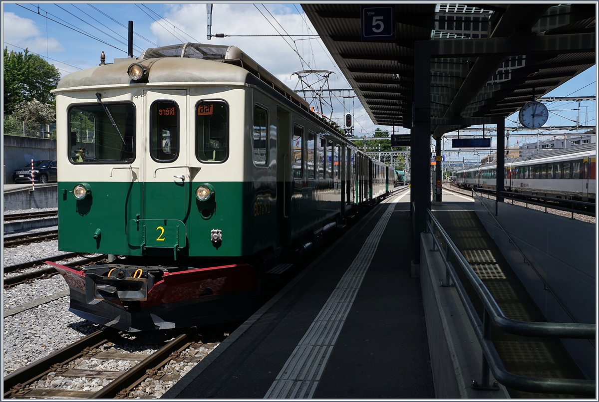 In Morges wartet der historische BAM BCFe 4/4 N� 2 auf die Abfahrt (auf Blockdistanz zu vorhergehenden Regionalzug) Richtung Apples.
7. Juni 2017   