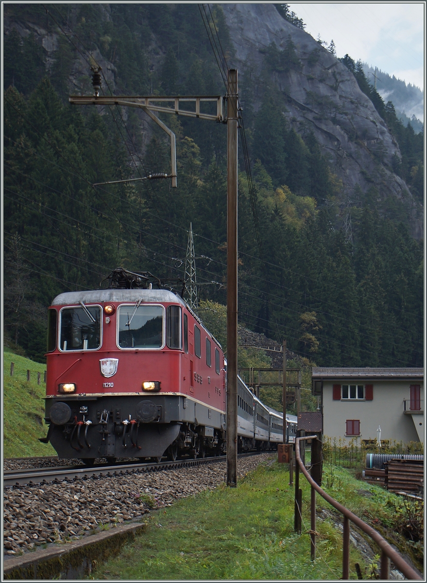 In der Nähe des Pfaffensprungs konnte ich die Re 4/4 II 11210 mit einem IR nach Locarno fotogarfieren.
10. Okt. 2014