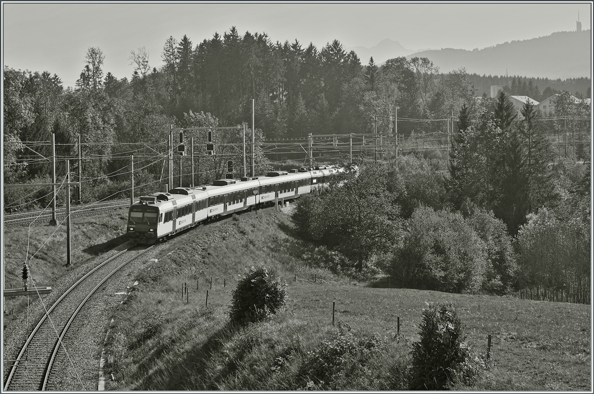 In Palzieux zweigt die  Broyetal-Strecke nach Payerne von der Hauptstrecke Lausanne - Bern ab. 
Ein Domino als S21 hat soeben Palzieux verlassen.
5. Okt. 2012