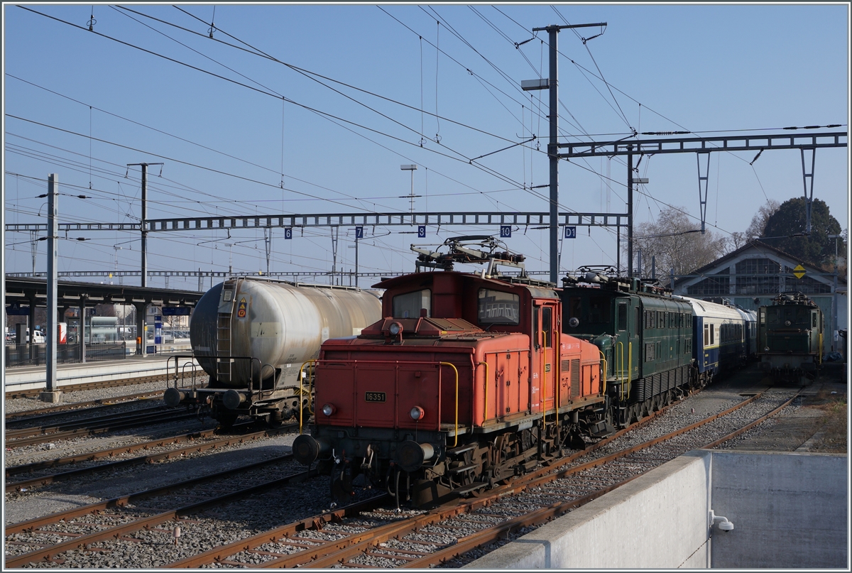 In Payerne, vor der Swisstrain Ae 4/7 10997, steht die Ee 3/3 16352. 

1. März 2021