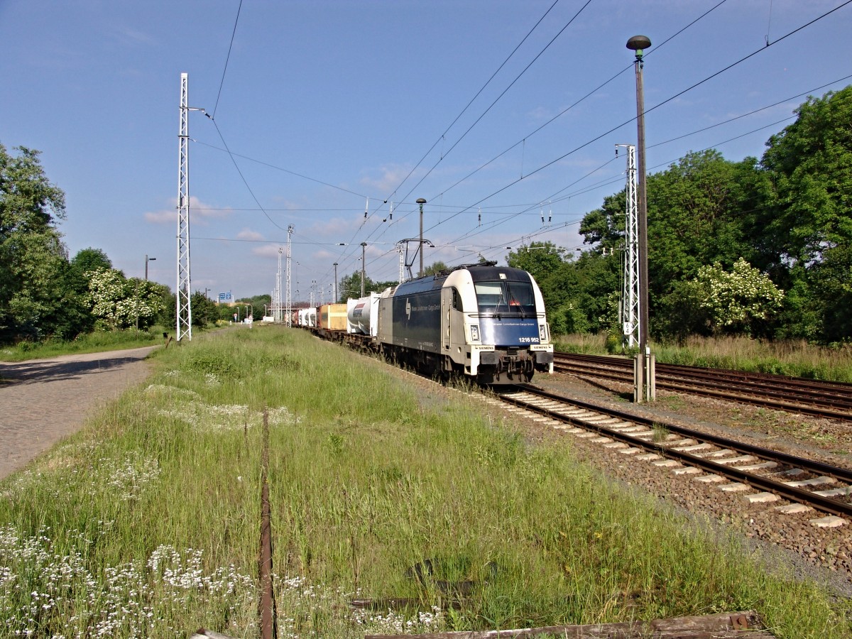 In Peißen angekommen rollt 1216 952-2 mit ihrem Zug in Richtung Ruhland.
Aufgenommen am 24.05.2014.