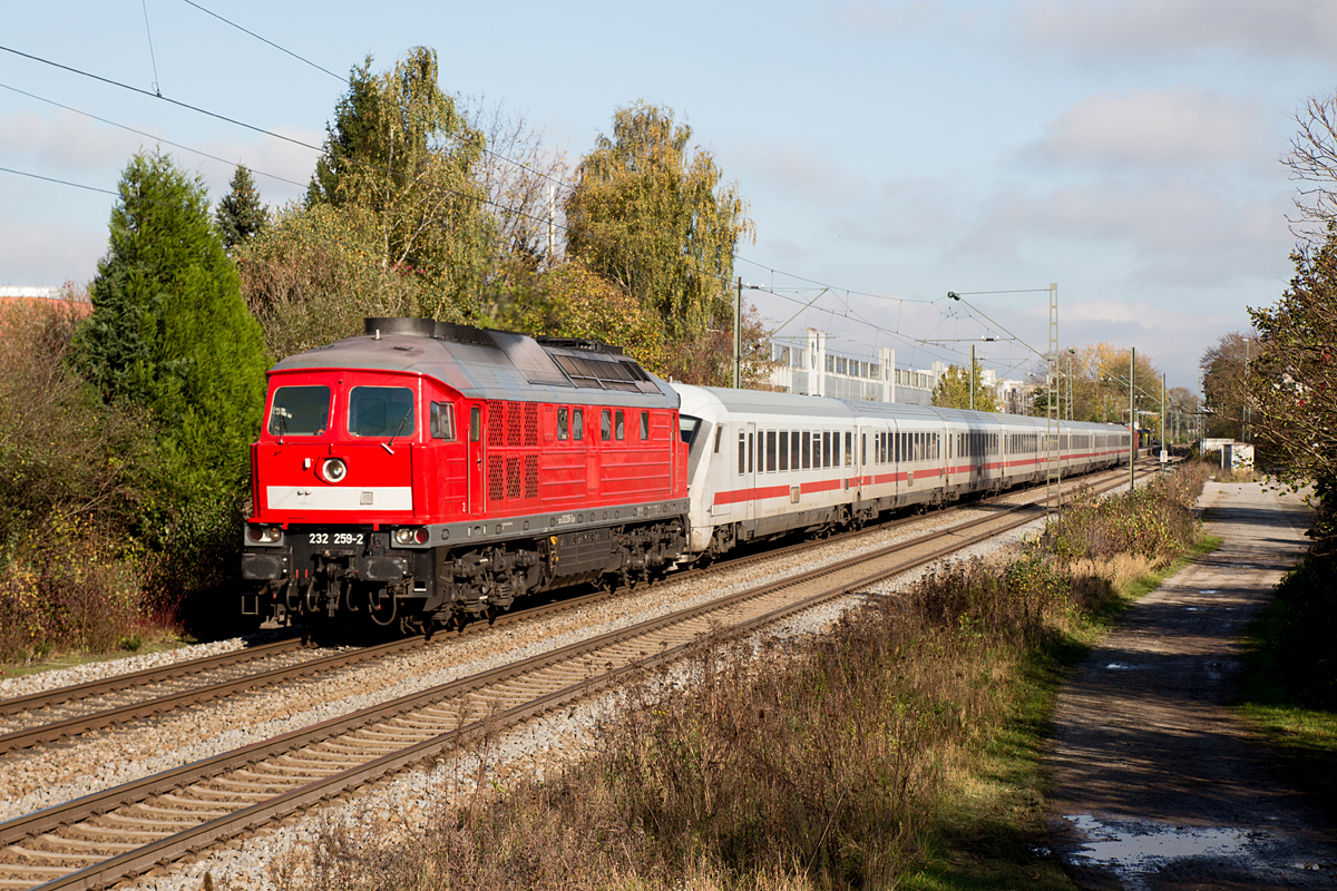 In Poing wurde am 26.10.14 die 232 259-2 mit dem umgeleiteten EC 114 in Richtung München abgelichtet.