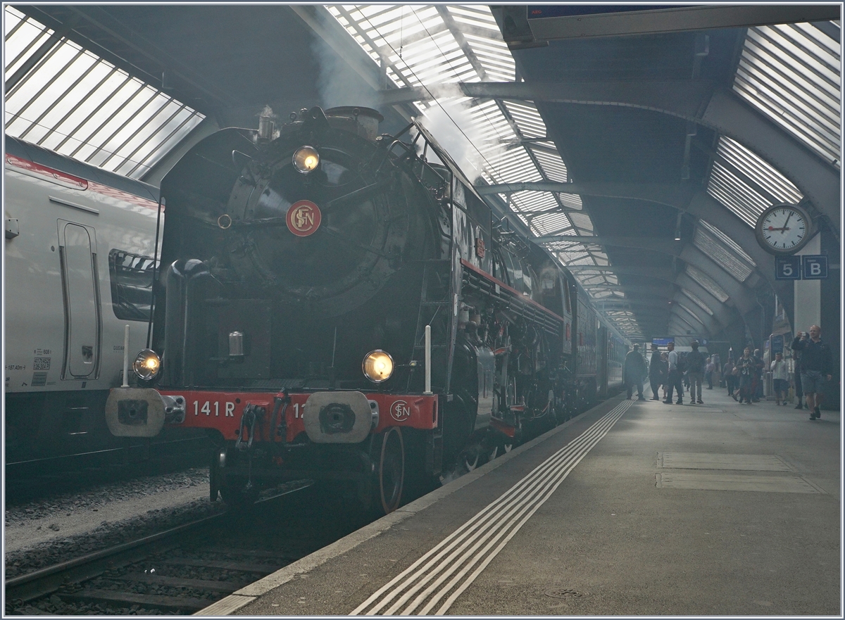 In Rauch gehüllt zeigt sich die SNCF 141 R 1244 im Hauptbahnhof von Zürich.

24. Juni 2018