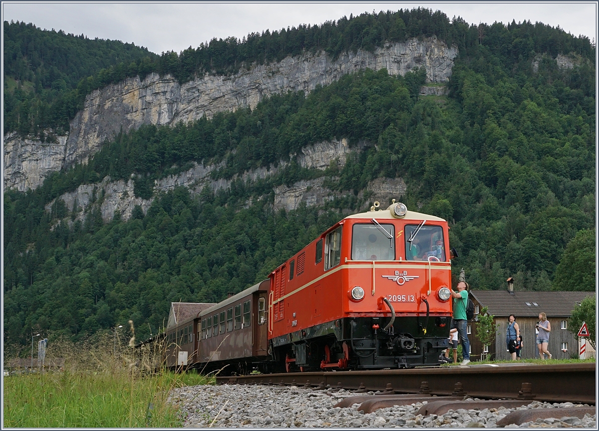 In Schwarzenbach steht die BWB ÖBB 2095.13 und wartet auf das Umfahren ihres Zuges für die Rückfahrt nach Bregenz.
9. Juli 2017    