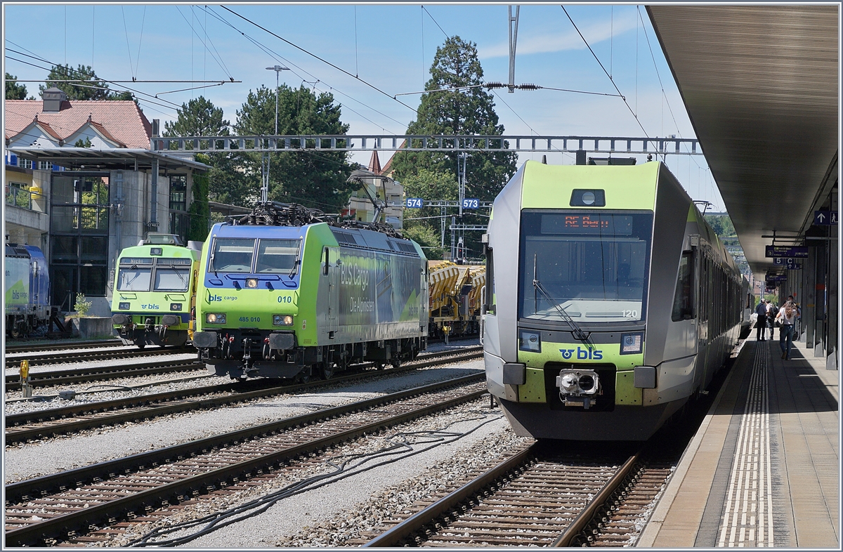 In Spiez ist der BLS  Lötschberger  RABe 535 120 nach Bern unterwegs, während die BLS Re 485 010 auf neue Aufgaben wartet. 

19. August 2020