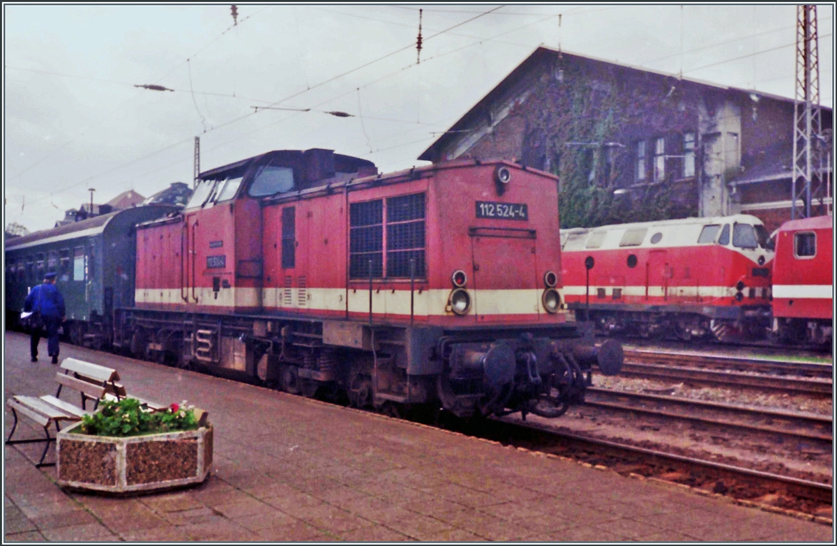 In den Tiefen meines Archivs gefunden: Das Analogbild zeigt die DR 112 524-4, die mit einem Personenzug in Schwerin auf die Abfahrt wartet. 

Ende September 1990 