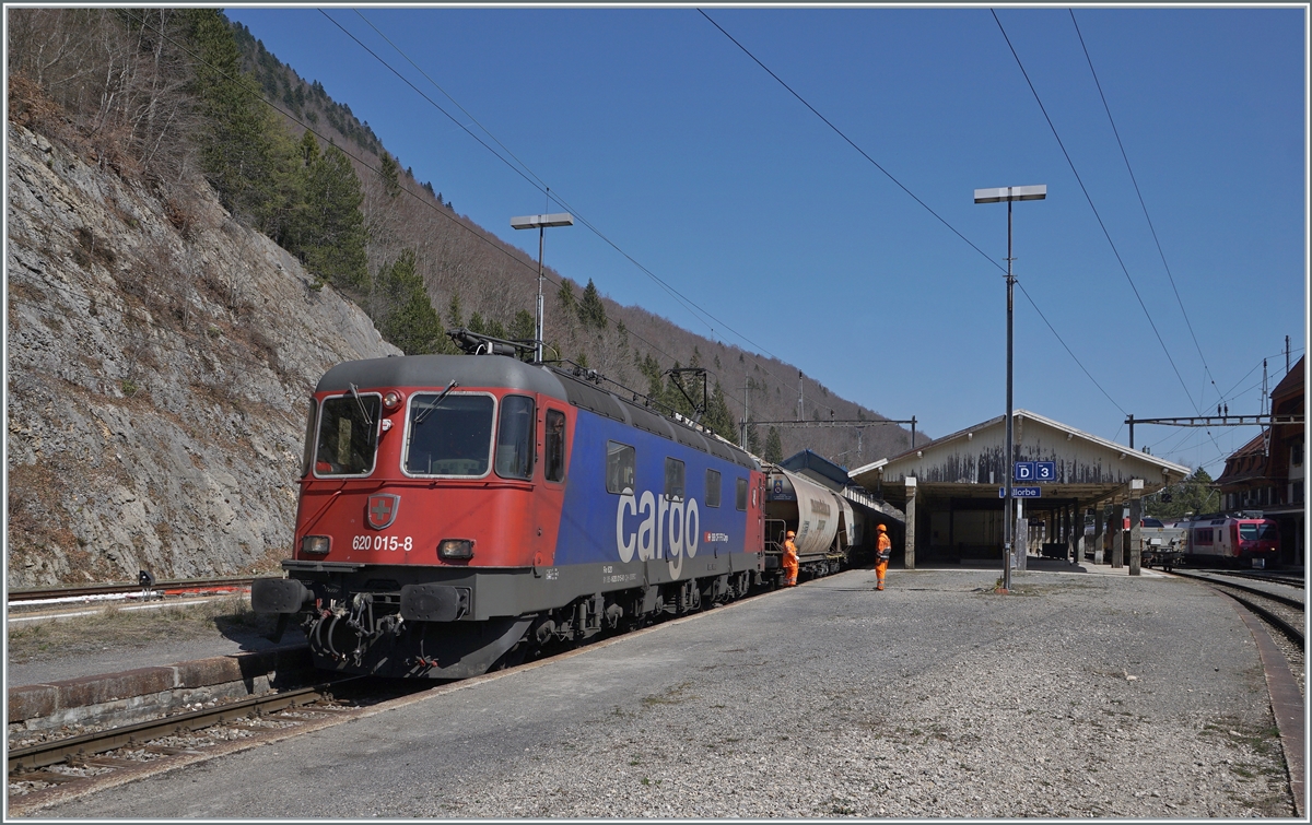 In Vallorbe wird die SBB Re 6/6 11615 (Re 620 015-8)  Spreitenbach  durch eine SNCF Lok ersetzt, wobei der Fahrplan so gestaltet ist, dass der Gegenzug etwa zur gleichen Zeit in Vallorbe eintrifft und die Re 6/6 die Gegenleistung nach Domo II übernehmen kann. Doch zuvor gibt es noch ein kleines Kaisermanöver zu bewundern, wozu die Re 6/6 schon mal von ihrem angekommen Zug abgekuppelt wird. 24. März 2022 