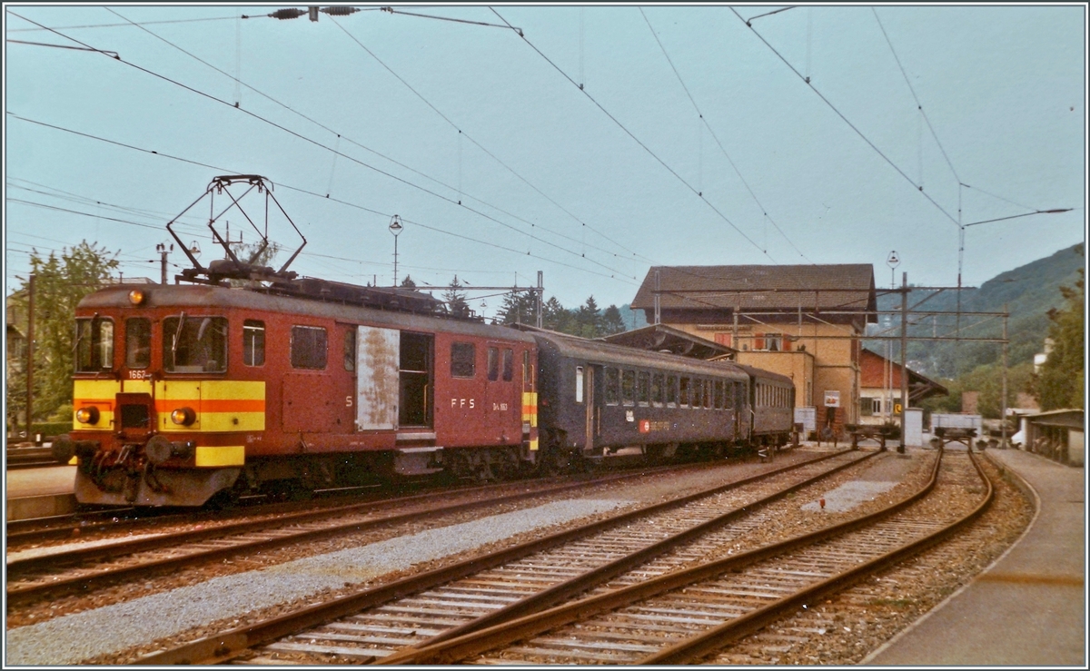 In Wildegg wartet der SBB De 4/4 1663 mit dem Regionalzug 6735 auf die Rückfahrt Richtung Lenzburg. Das Bild entstand am 26. Mai 1984. Wenige Tage später, am 2. Juni 1984, wurde der Verkehr auf dem Seetalbahn Strecken-Abschnitt Wildegg - Niederlenz - Lenzburg Stadt - Spitzkehre Lenzburg eingestellt.

26.05.1984