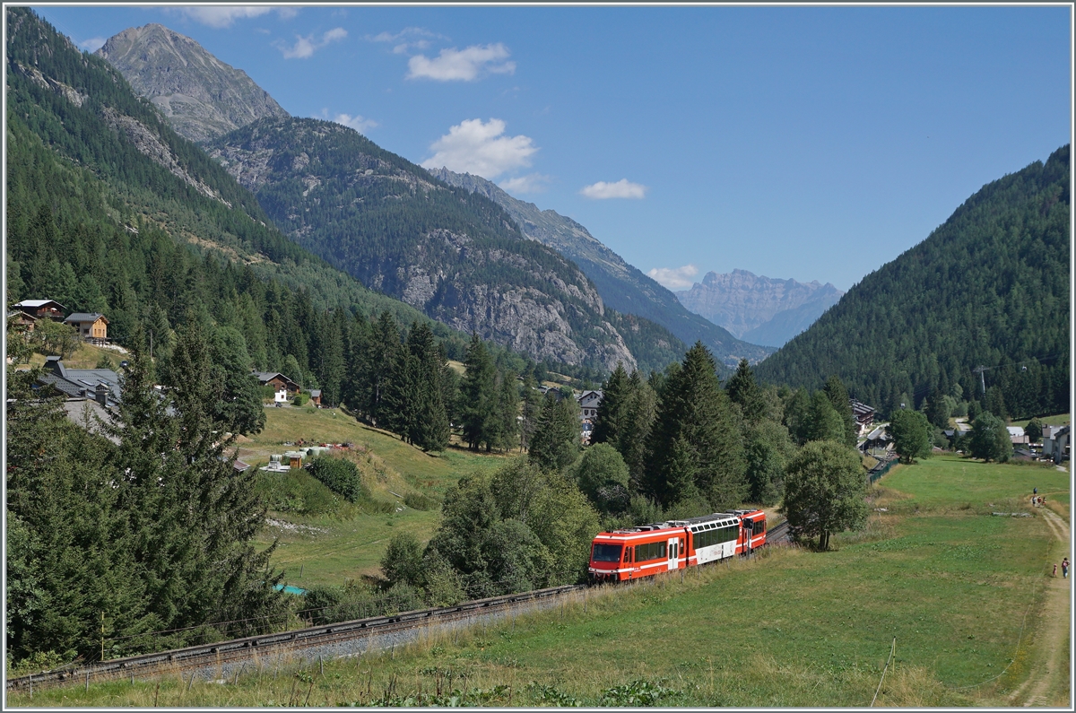In der Winter- und Sommersaison bietet die SNCF zumindest auf Teilabschnitten der Strecke St Gervais-Chamonix-Le Châtelard einen Halbstundentakt: Ein SNCF Z 850 hat gerade Vallorcine verlassen und ist auf dem Weg in Richtung Chamonix.

1. August 2022