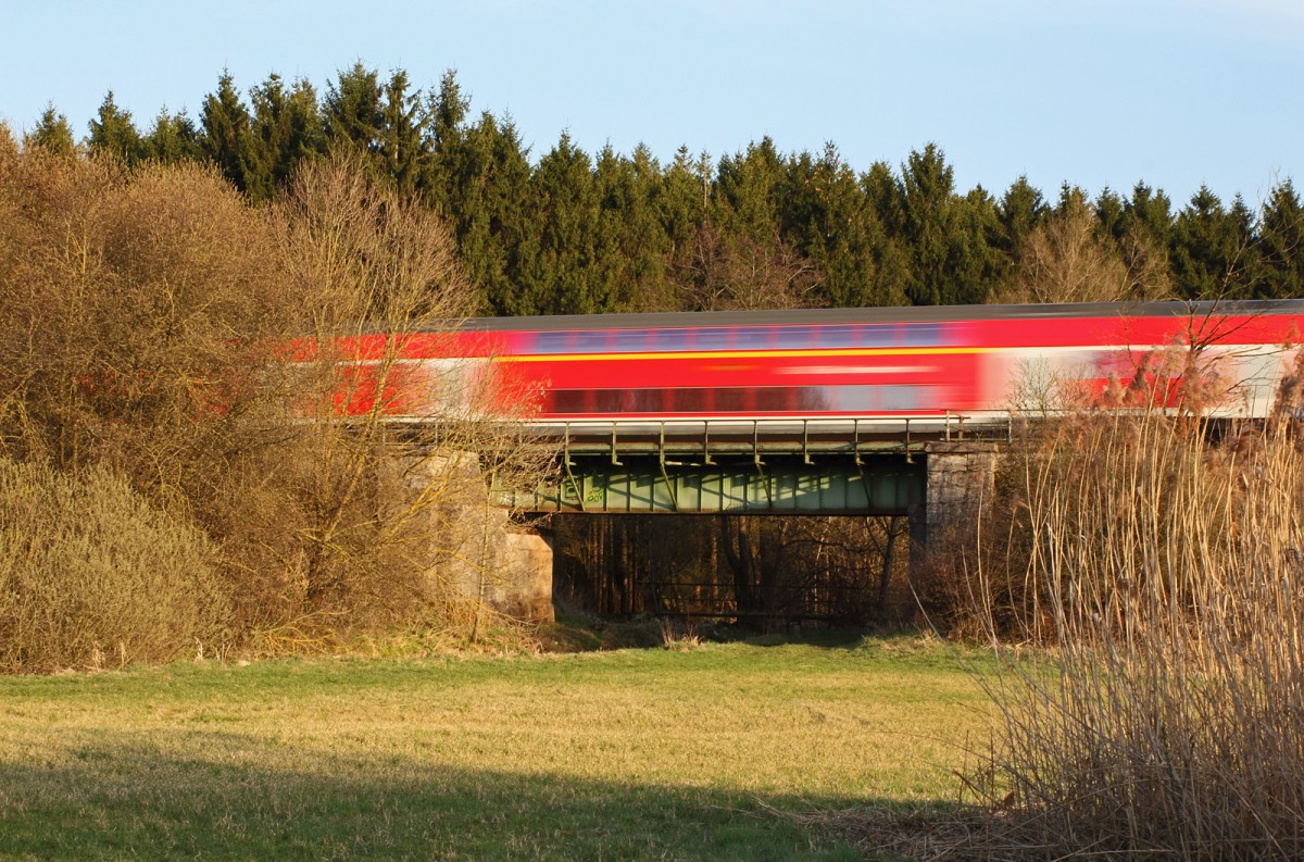 Inmitten der ungestörten Natur zwischen Markt Schwaben und Ottenhofen wurde am 27.03.14 ein Doppelstockzug von München nach Mühldorf fotografiert.